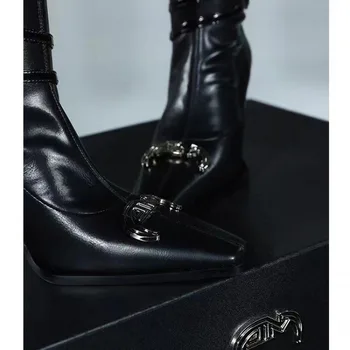 Странные ботинки в стиле панк с носком 2024 года, женские ботинки с 3D принтом на каблуках, черные кожаные сапоги до колена, дизайнерские сценические крутые туфли