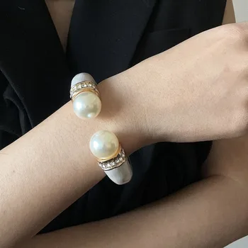 Белая эмаль, крупный жемчуг, стразы, открытые браслеты-манжеты для женщин, массивные эффектные браслеты, винтажная фурнитура, ювелирные изделия